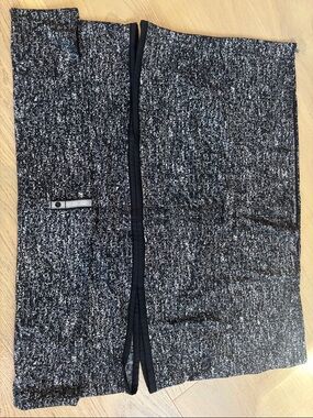 Lululemon Black & White tube scarf, snap closure. Gently used.